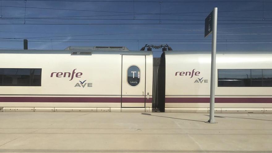Un tren AVE a l&#039;estació de Figueres-Vilafant