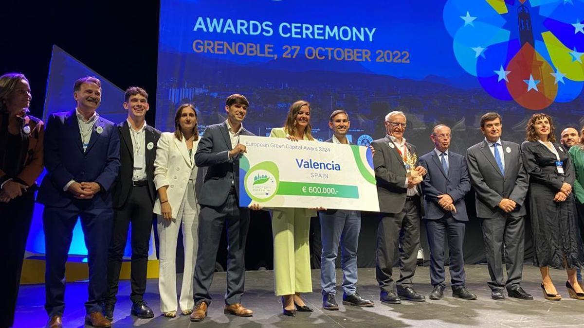 La delegación con el distintivo como Capital Verde Europea 2024 en Grenoble.