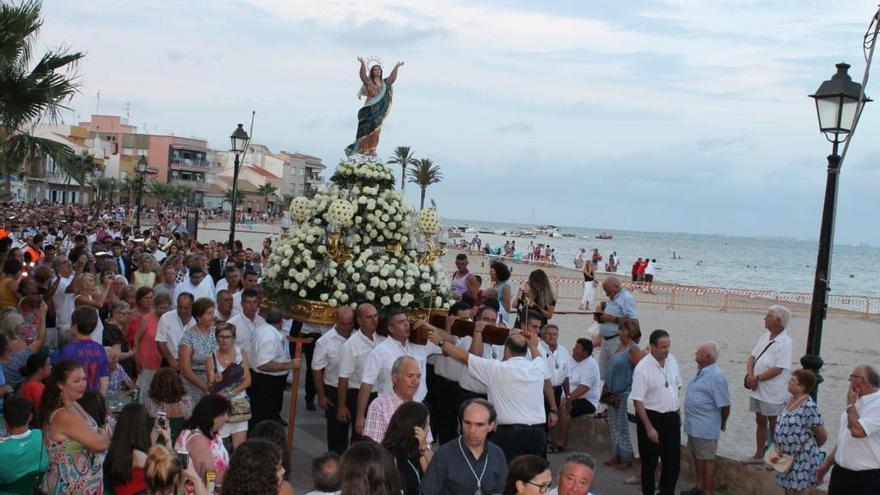 La Virgen de la Asunción, imagen de Sánchez Lozano, volvió a procesionar un año más por Los Alcázares.