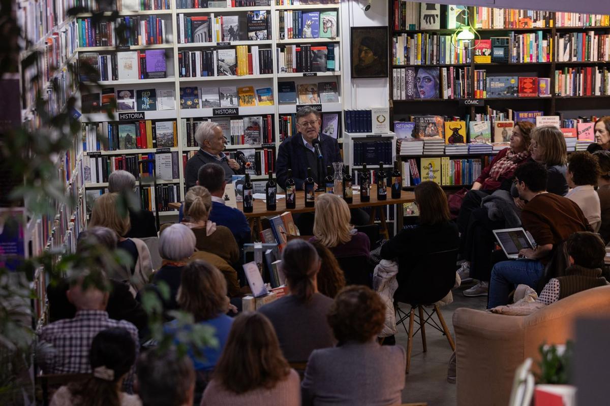 Homenaje a Fernando Delgado en la librería Ramon Llul.