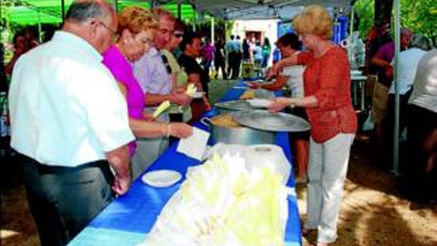 Gran afluencia a las migas solidarias para Cáritas