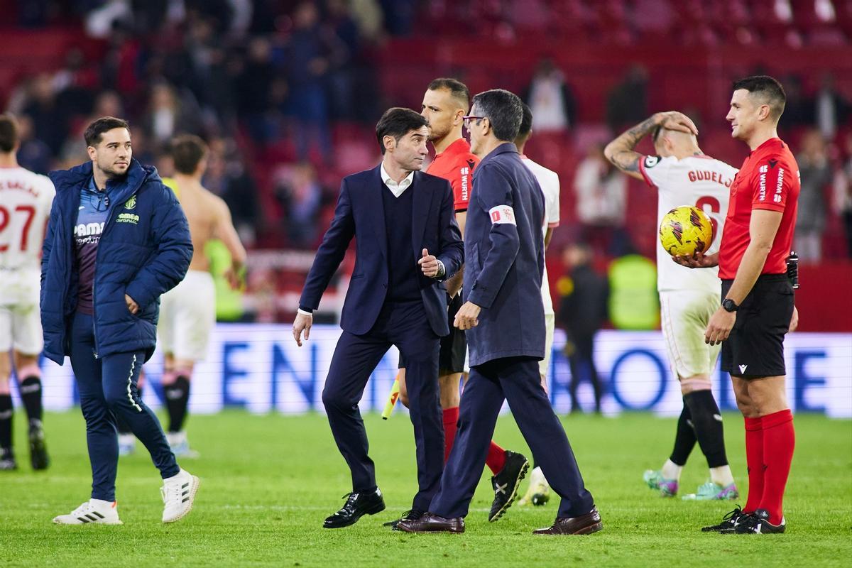 Marcelino mira al árbitro, tras el partido.