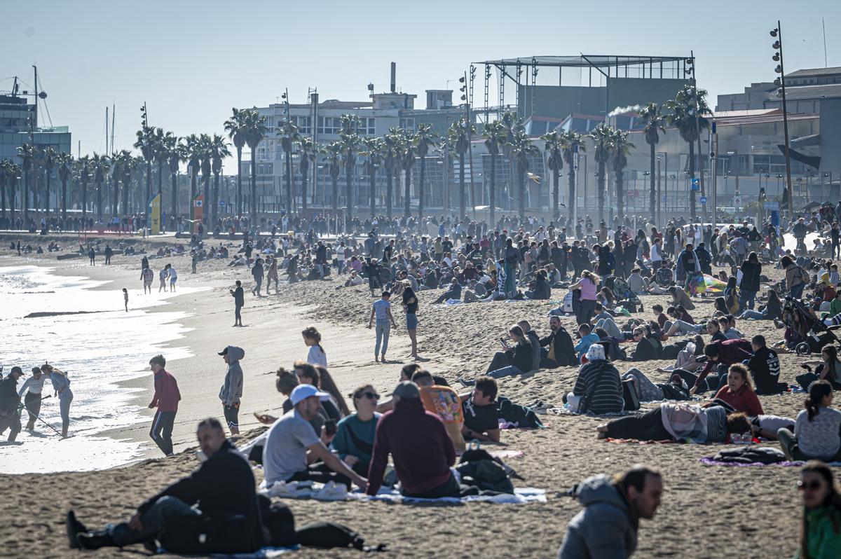 Los barceloneses acuden en masa a las playas de la ciudad para disfrutar del último día primaveral antes de la llegada del frío