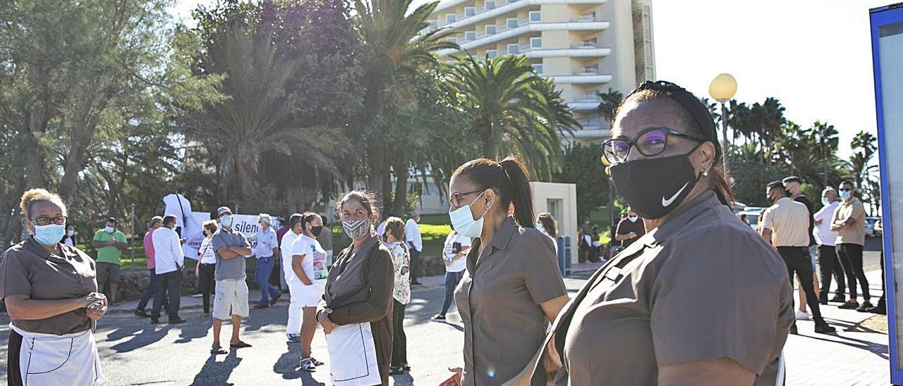 El Cabildo exige al Estado que acabe con la angustia de la plantilla del Oliva Beach