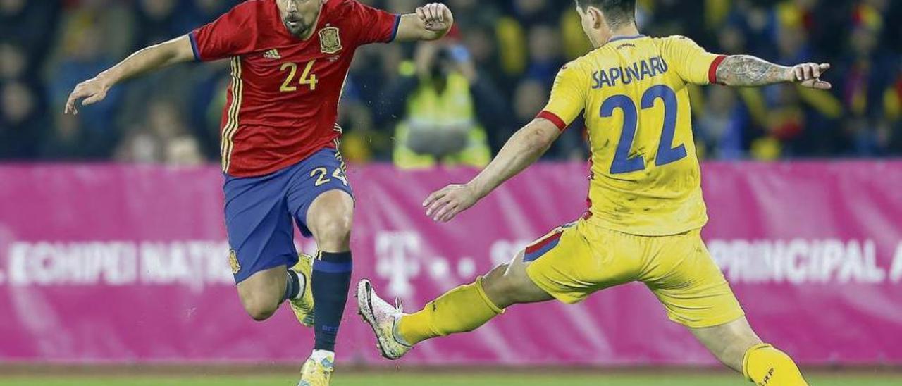 Nolito se escapa de Sapunaru durante un amistoso ante Rumanía. // Efe