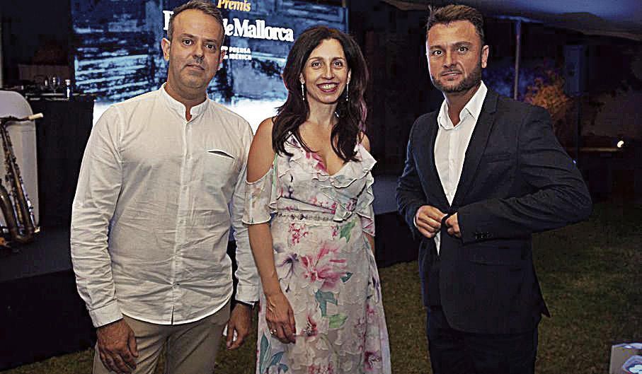 Tolo Arrom y Judit Vega, de Socias i Rosselló, compartieron velada junto a Miguel Ángel Puertas, de Aspro Ocio. El mundo empresarial estuvo ampliamente representado en esta nueva edición de los Premis Diario de Mallorca.