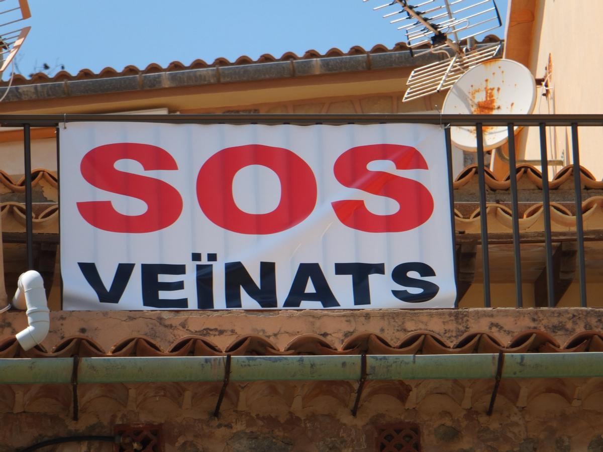 &quot;El turismo mata a Sóller” o “SOS vecinos” son los lemas utilizados por los vecinos