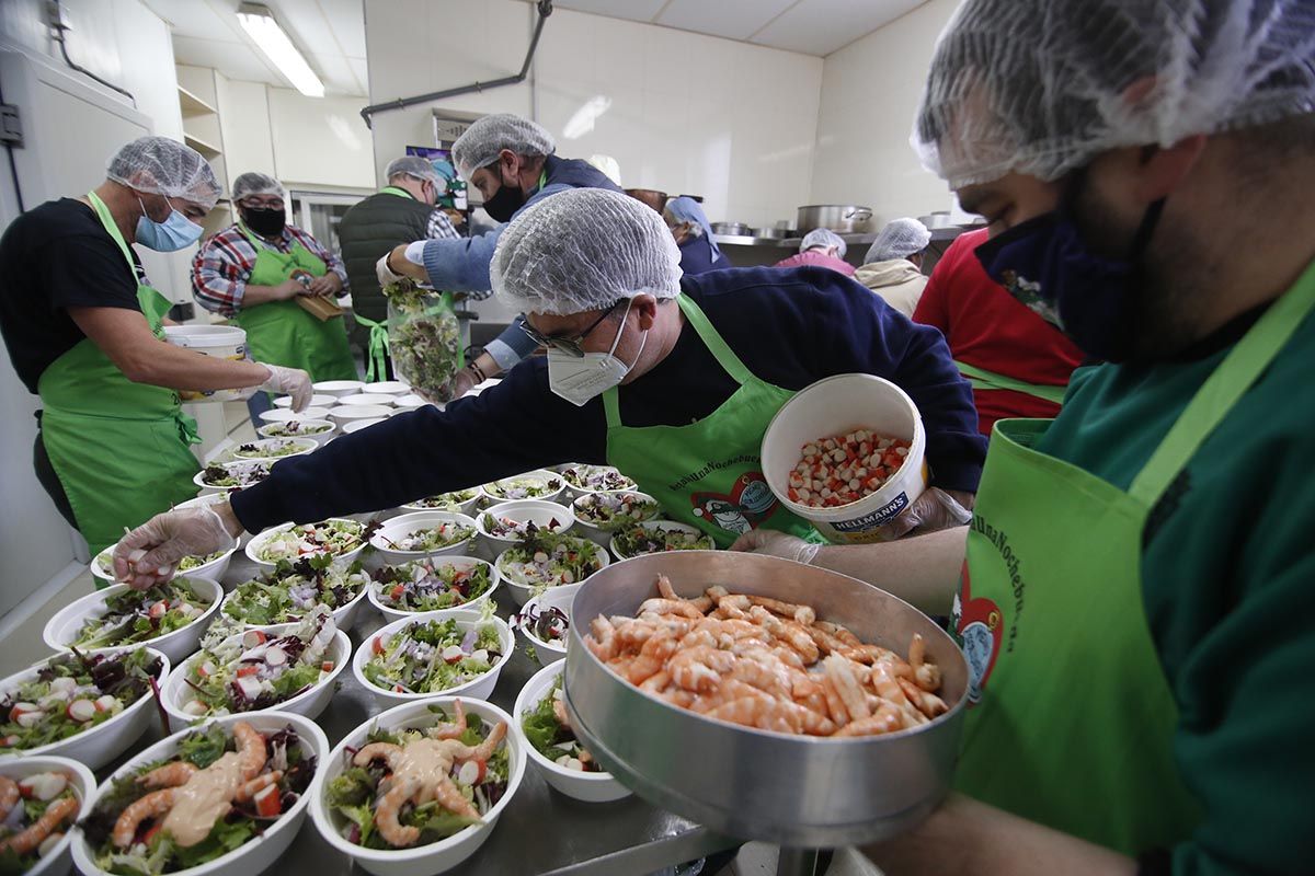 Los Cocinillas CCF cocinan 500 menús solidarios.