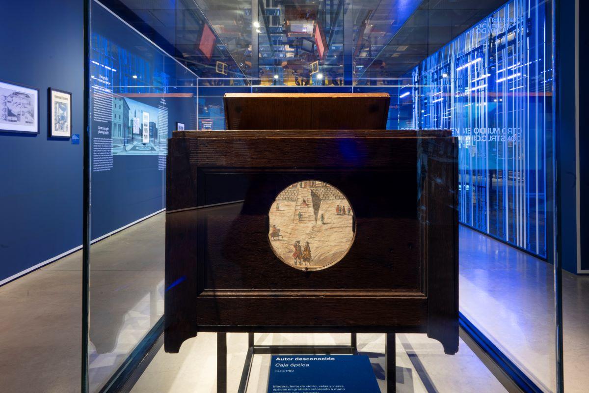La exposición permite un recorrido por reproducciones y objetos históricos técnicos de los siglos XVIII y XIX que exploran el fenómeno de la visión en tres dimensiones (estereoscopía) y la inmersión.