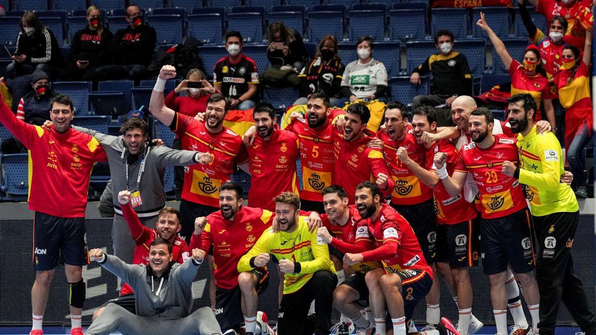 Los jugadores de la selección celebran el pase a semifinales. // EFE