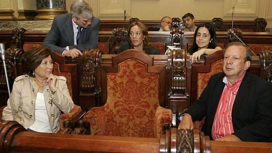 La portavoz del PSOE, a la izquierda, junto a otros concejales de su partido, antes del pleno de ayer. / e. vicente
