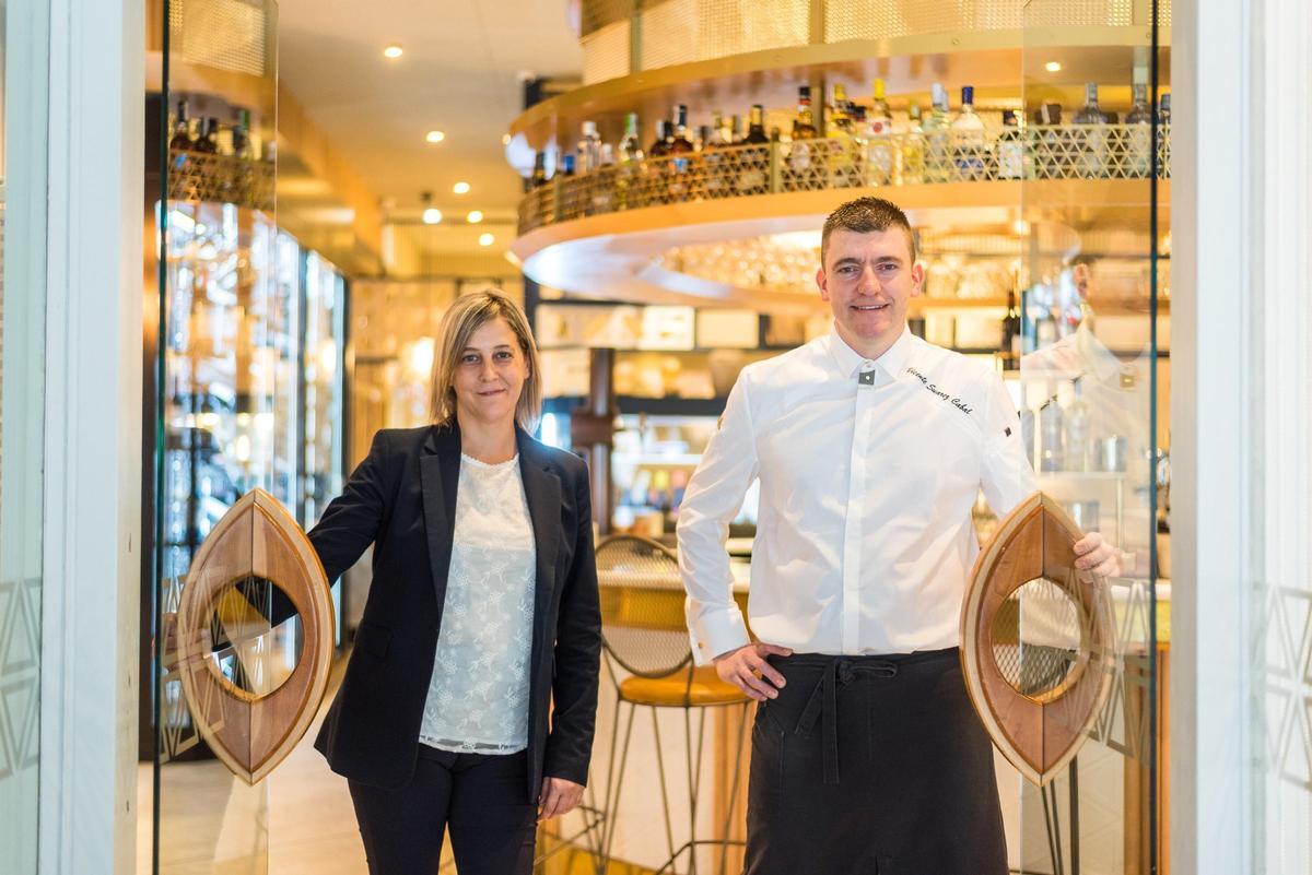 Sonia González y Vicente Cabal en la puerta de su restaurante.