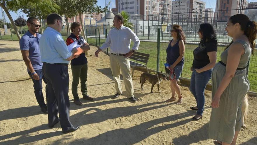 Compactarán el suelo e instalarán bebederos en el jardín para  perros de Joven Futura