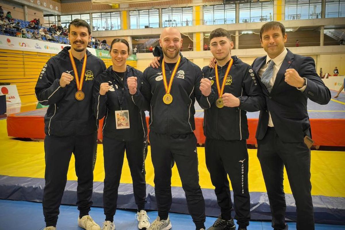 Miembros de la expedición asturiana en el Nacional de Wushu
