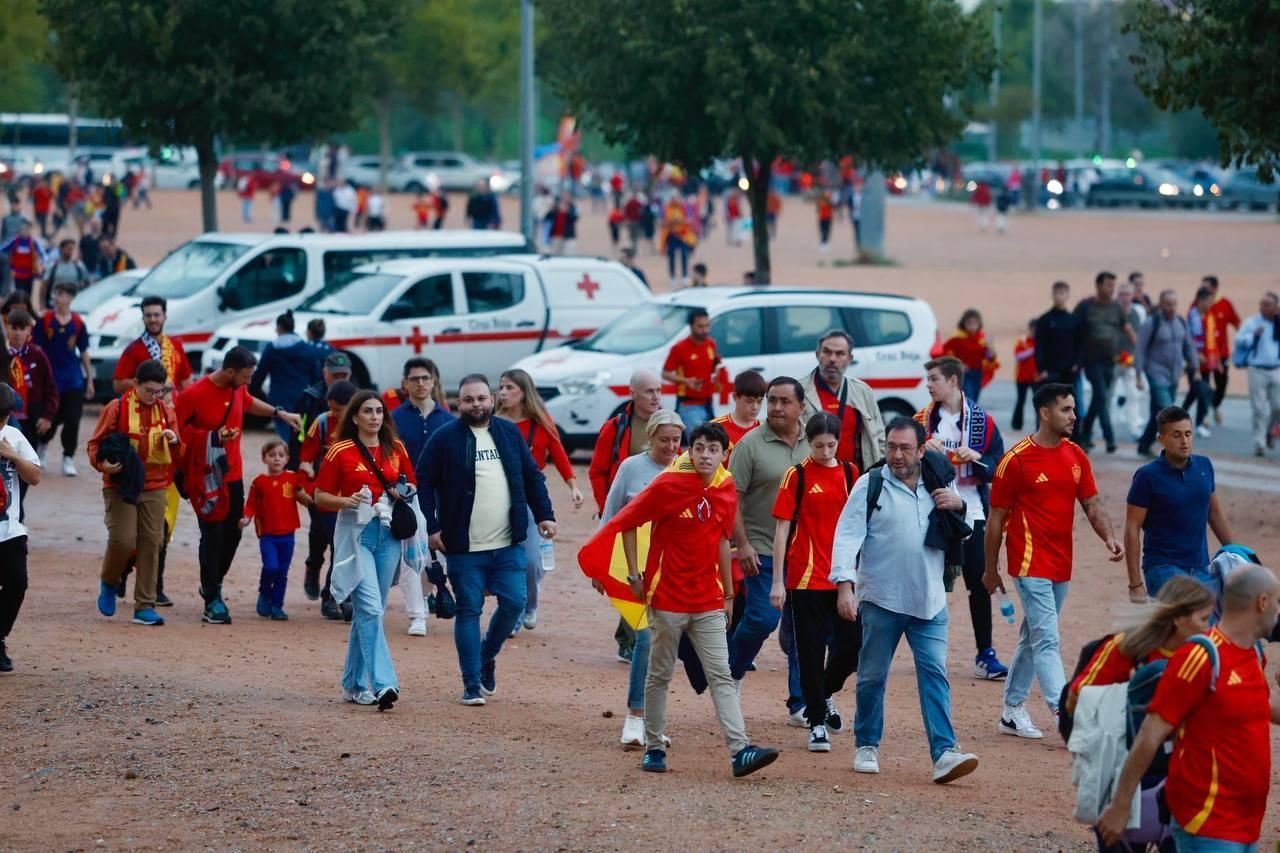 El apoyo de la afición cordobesa a la selección española, en imágenes