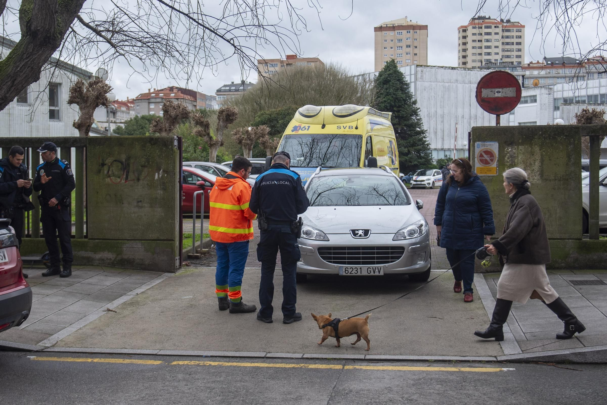 Herido en A Coruña el conductor de un patinete eléctrico al chocar en la acera con un turismo