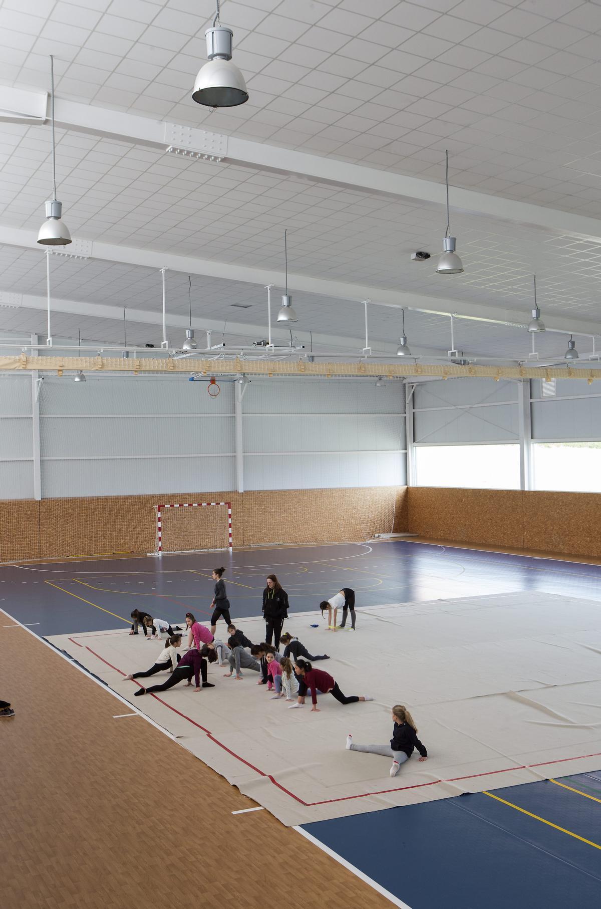 Actividad de gimnasia rítmica en el polideportivo de La Fresneda