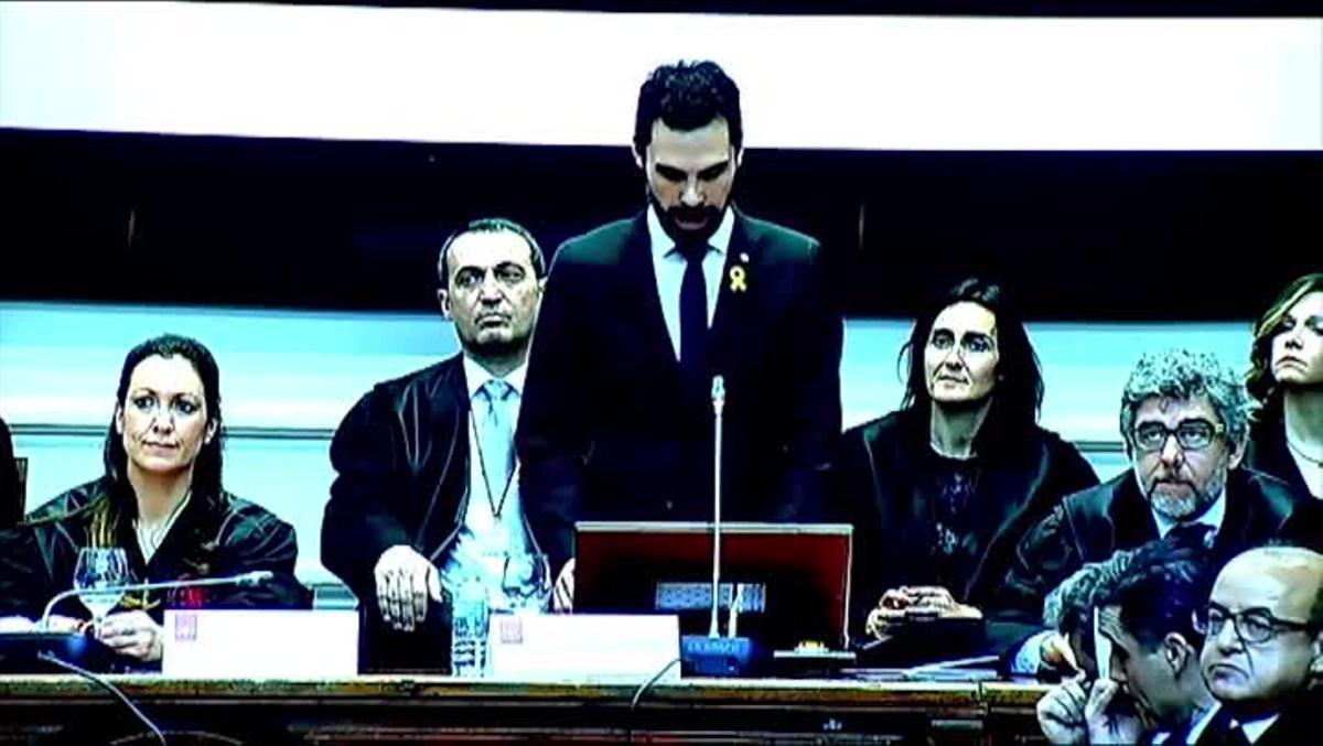 Momento en que la cúpula judicial catalana planta a Torrent en el Col·legi de l’Advocacia de Barcelona