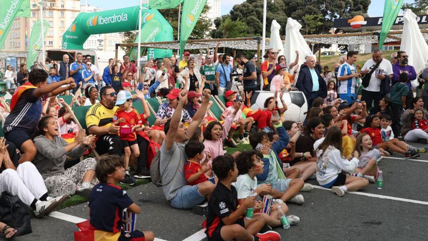 Música y juegos llenan la explanada de Riazor para arropar a la selección