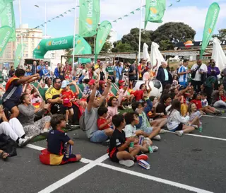 Música y juegos llenan la explanada de Riazor para arropar a la selección