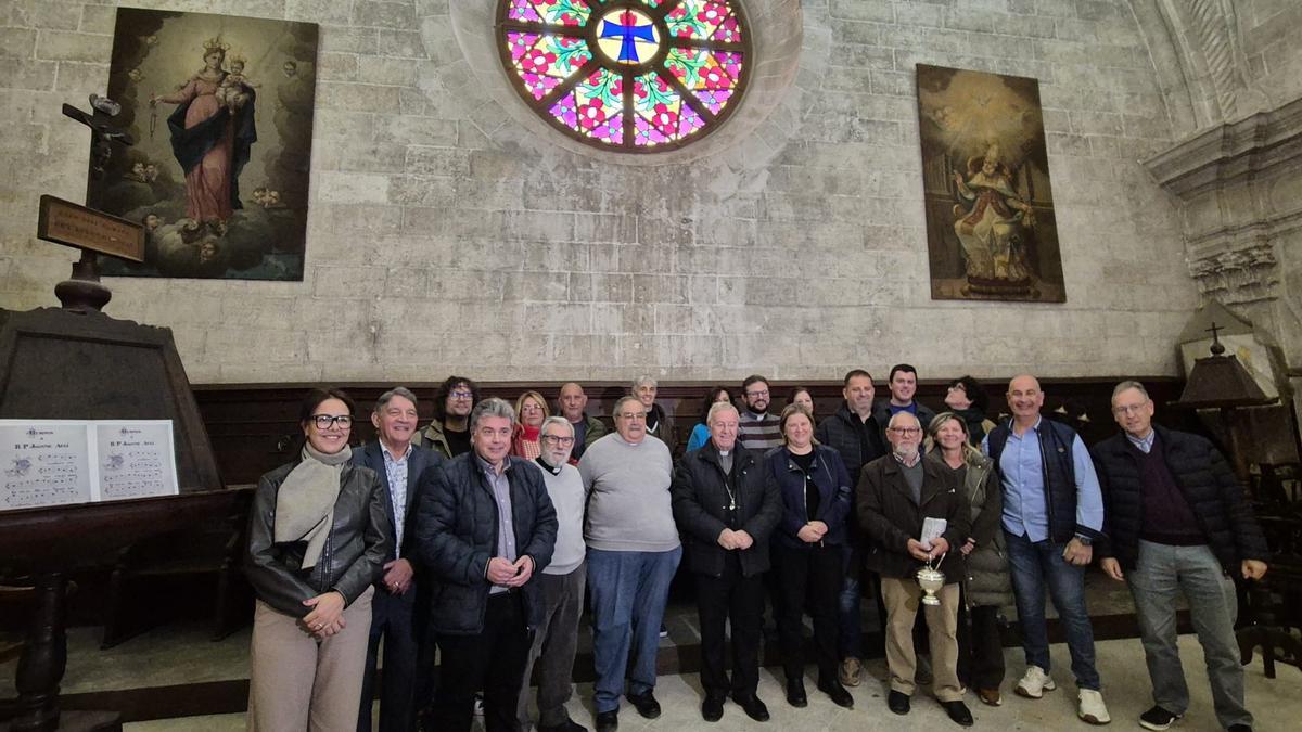 El obispo Sebastià Taltavull con representantes del obispado, la parroquia y el Ayuntamiento, posan junto al rosetón renovado.