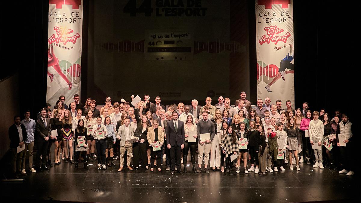 Foto final de la Gala con todos los premiados junto a las autoridades locales