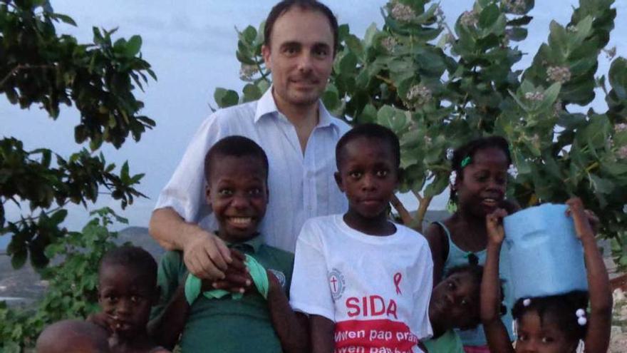 Ángel Gullón, con algunos niños del orfanato.