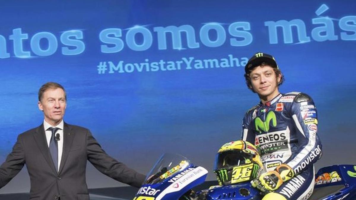 Valentino Rossi y Lin Jarvis, en la presentación de Yamaha en Barcelona