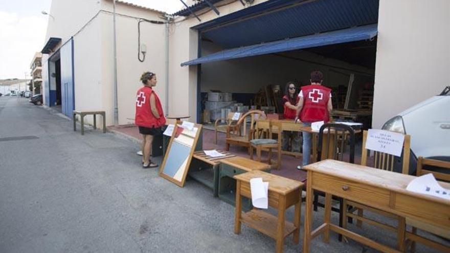 El rastrillo de Cruz Roja con muebles de Invisa que abrió ayer.