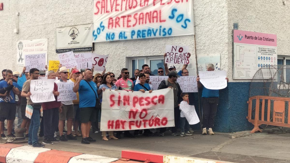 Manifestantes en el puerto de Los Cristianos, al sur de Tenerife.