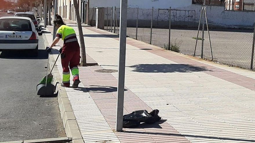 Foto de archivo de una trabajadora mientras barre una calle de Vila-real.