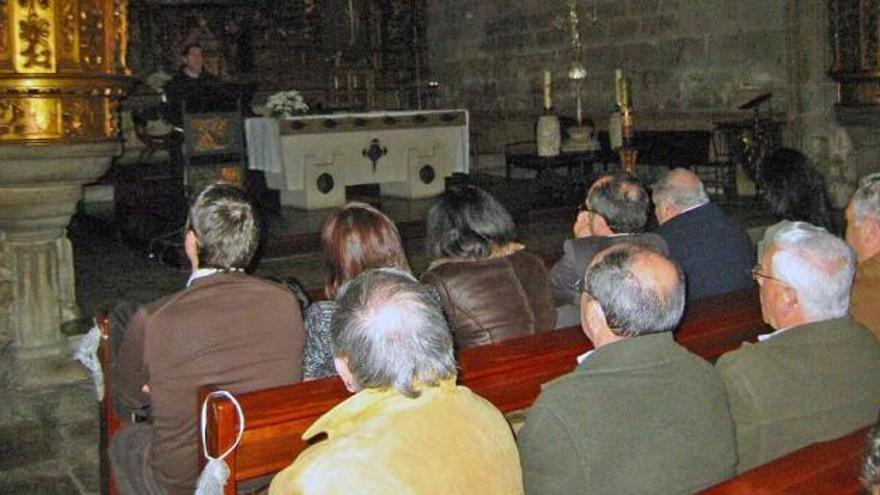 Los asistentes a la ceremonia atienden al pregón de Miguel Ángel Barreiro, ayer.  // Gonzalo Núñez