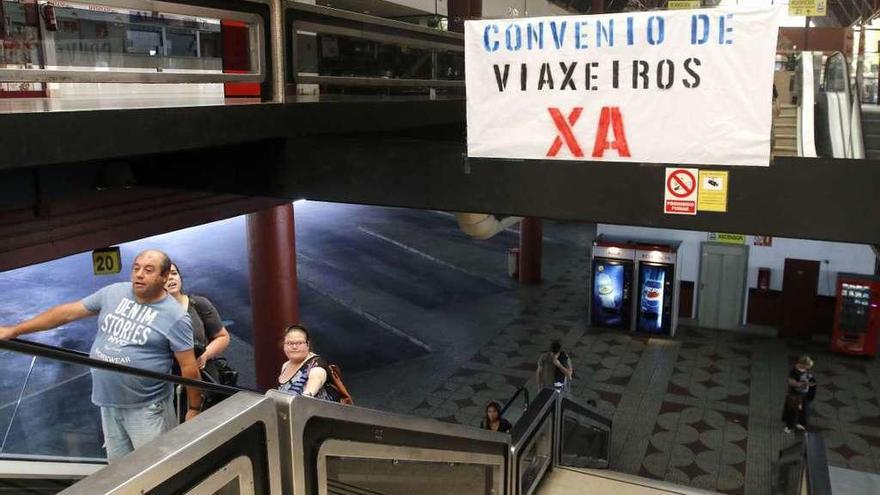 Pasajeros en la estación de buses de Vigo durante una de las jornadas de huelga. // Alba Villar