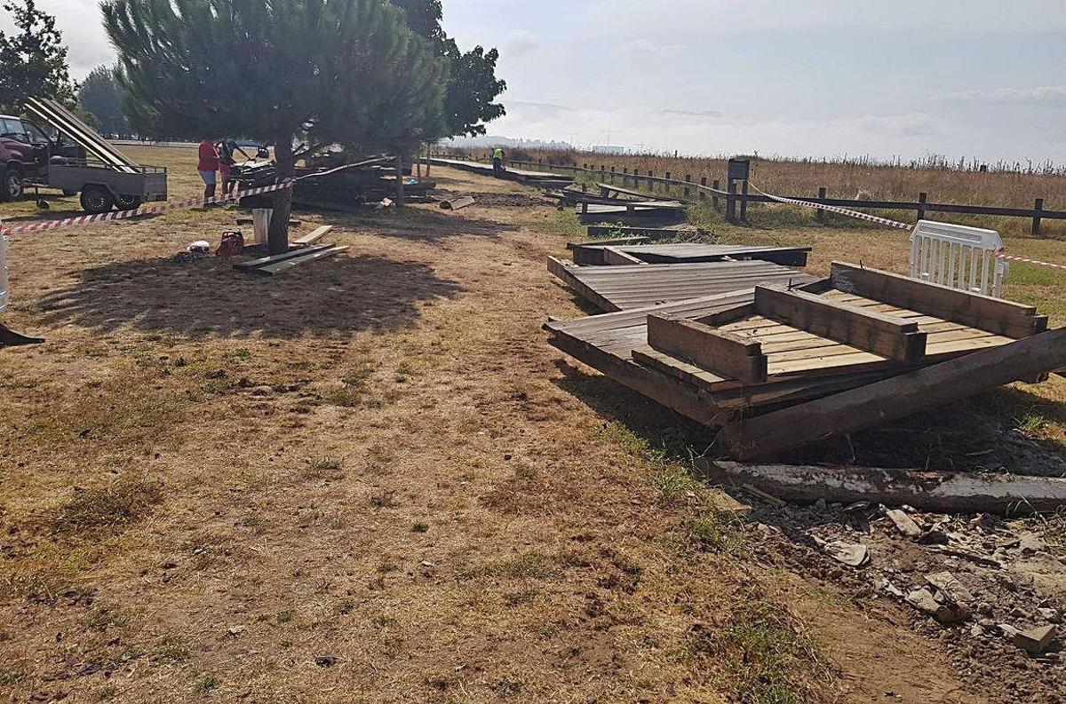 Moaña inicia la retirada del paseo de madera de A Xunqueira