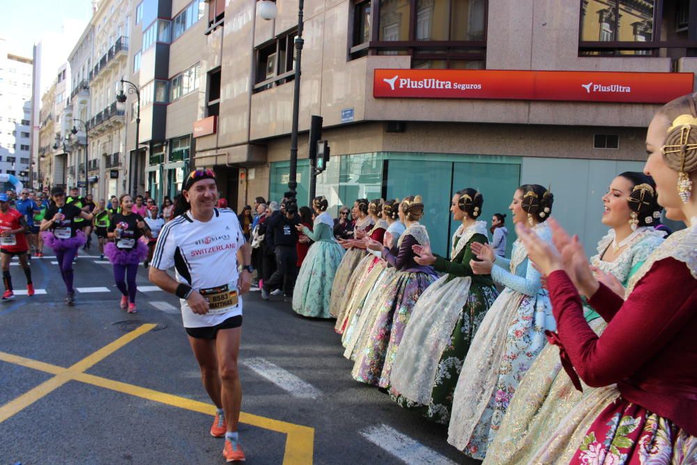 Falleras mayores, cortes de honor y comisiones, en el maratón