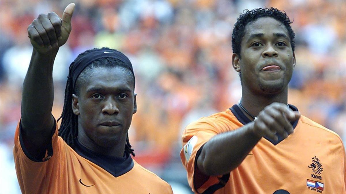 Clarence Seedorf y Patrick Kluivgert antes de un partido Holanda-República Checa.