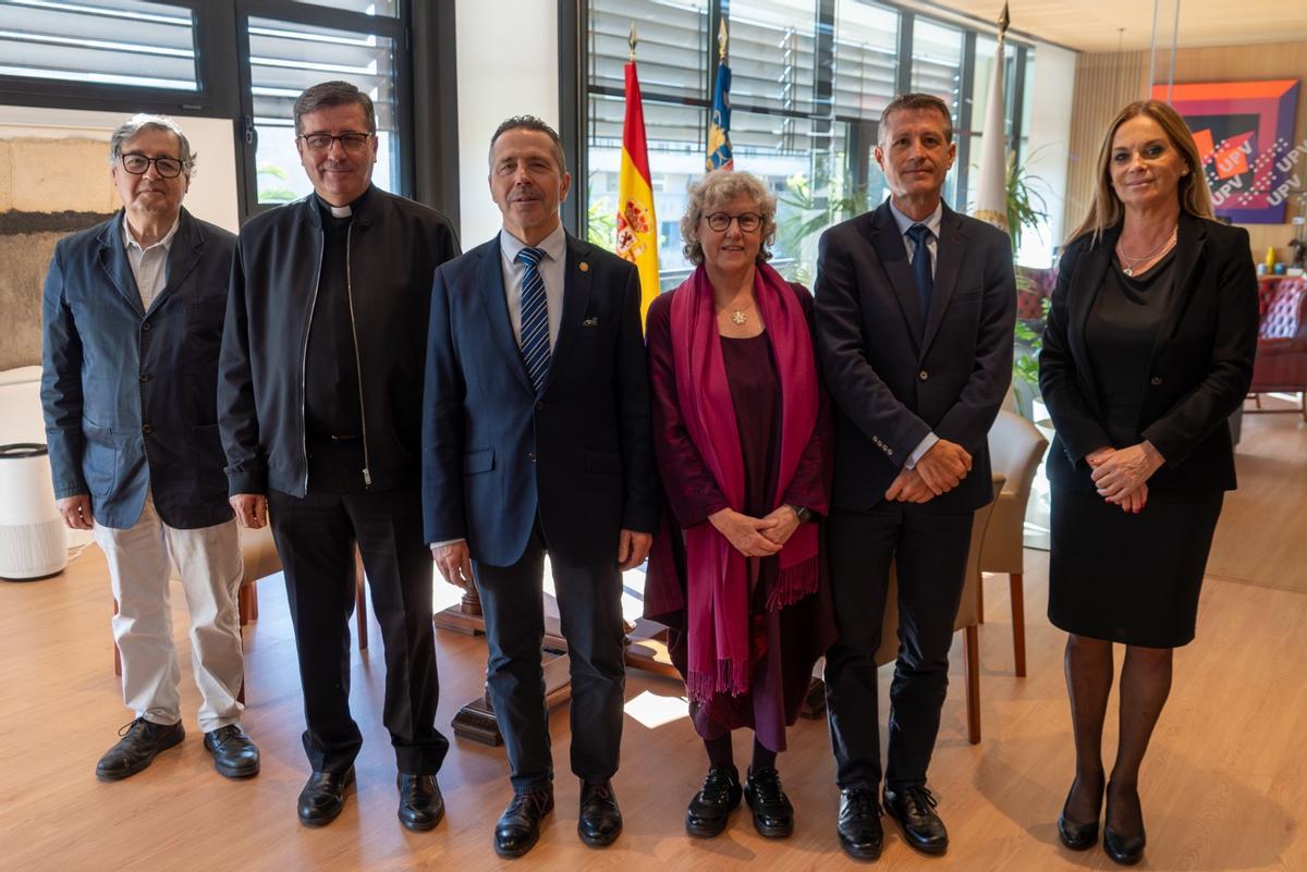 Responsables de la UPV y la Basílica de la Virgen de València tras la firma del acuerdo para retomar la restauración de la cúpula