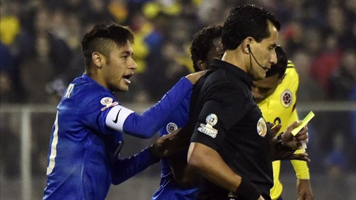 Neymar, con el árbitro del partido