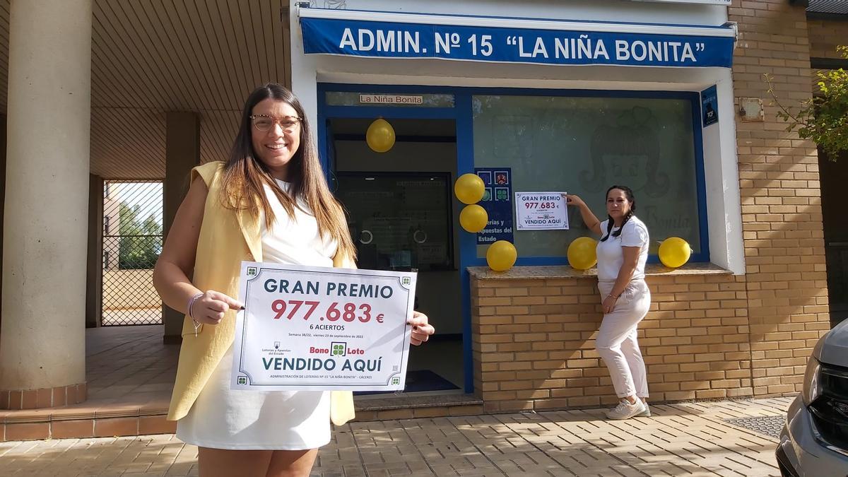 Silvia Cerro, titular de la Administración número 15 de Cáceres (&#039;La niña bonita&#039;), este sábado anunciando el premio, junto a su empleada, Sandra del Sol.