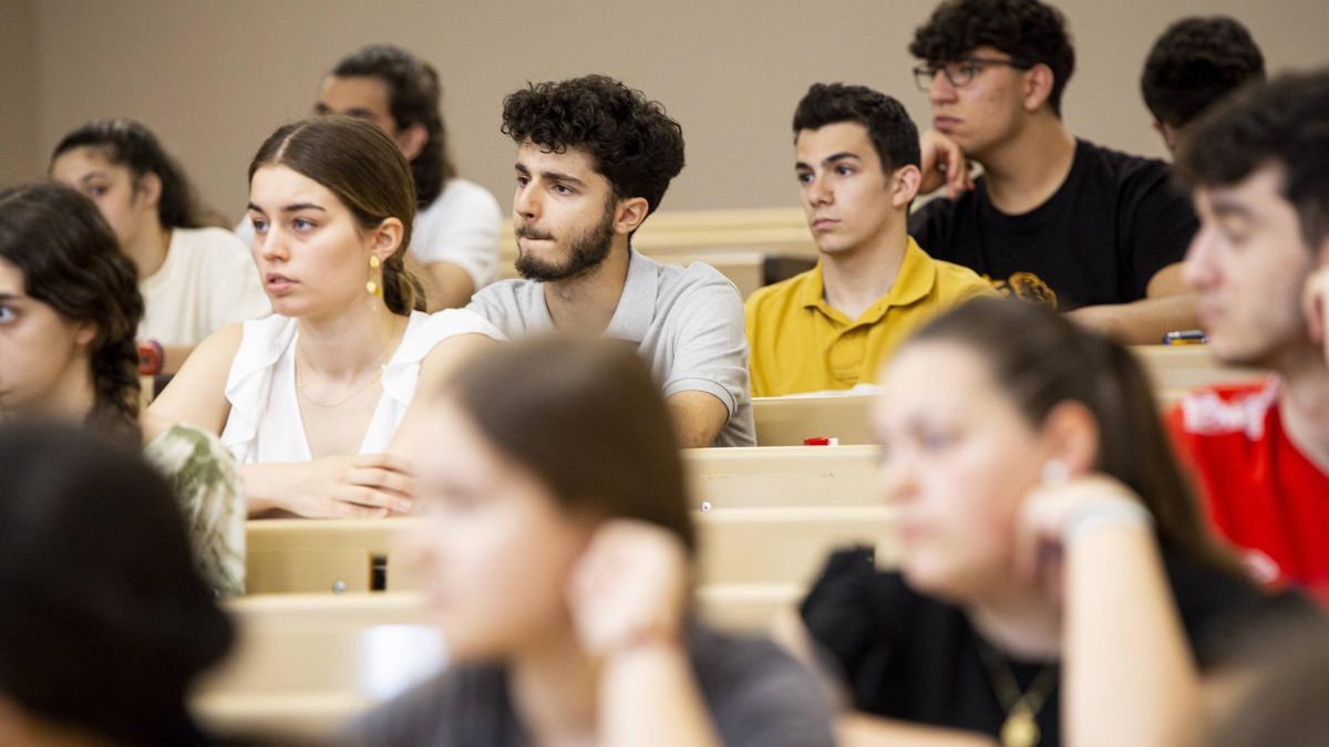 Estudiantes durante el primer día de la EBAU, en Cáceres.