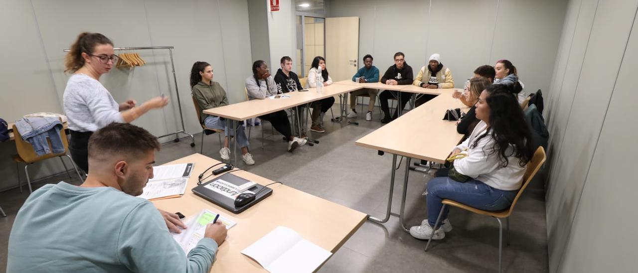 Grupo de debate entre jóvenes, este jueves, en el Joaquín Roncal.