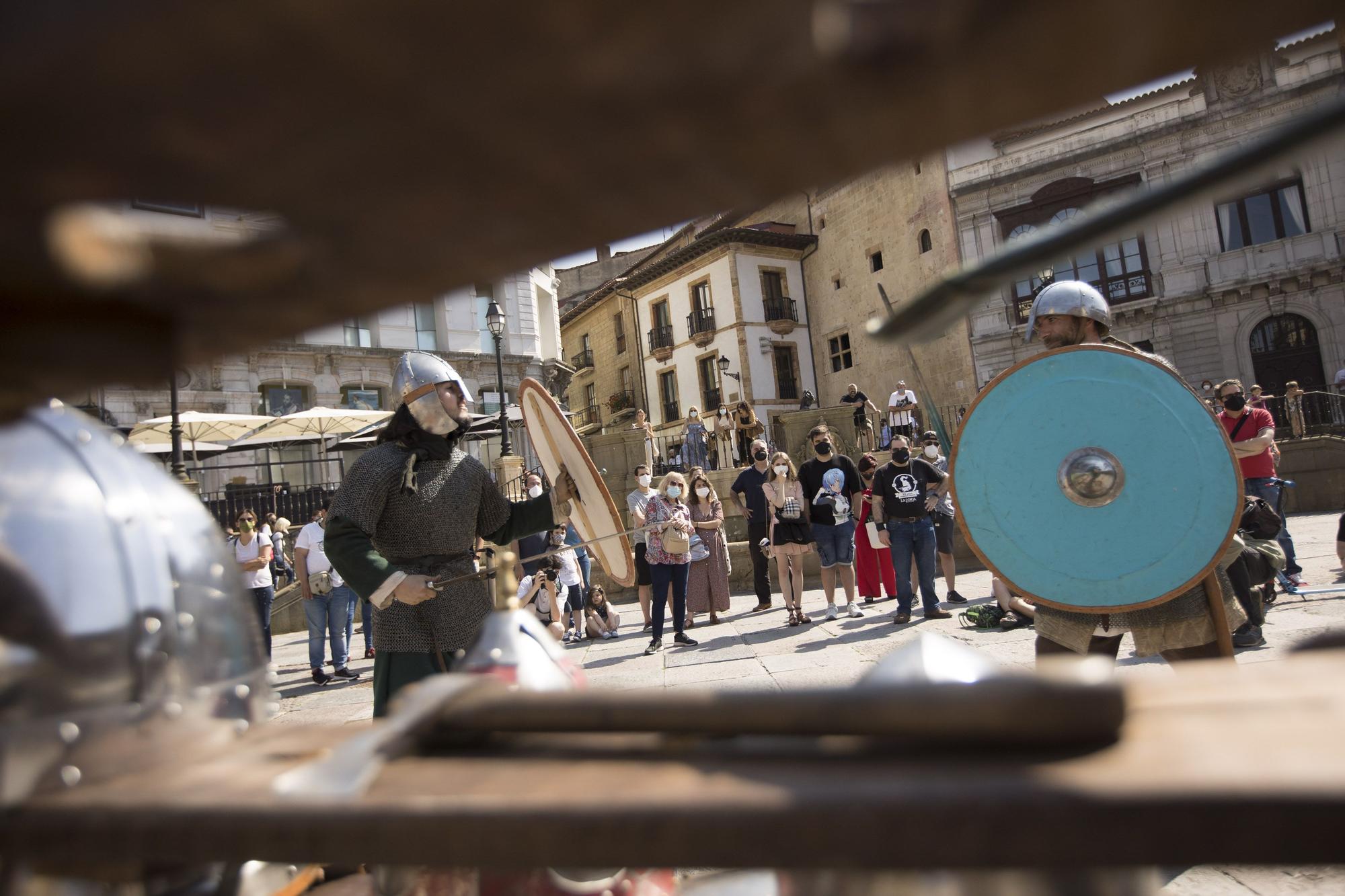 Duelo de espadas a los pies de la Catedral de Oviedo