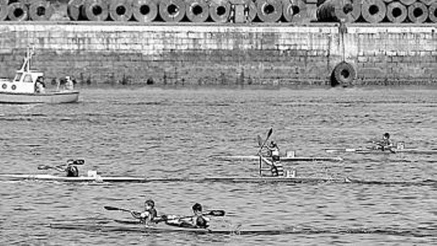 Palistas, durante el II Trofeo «Monrasa», en la ría de Avilés.