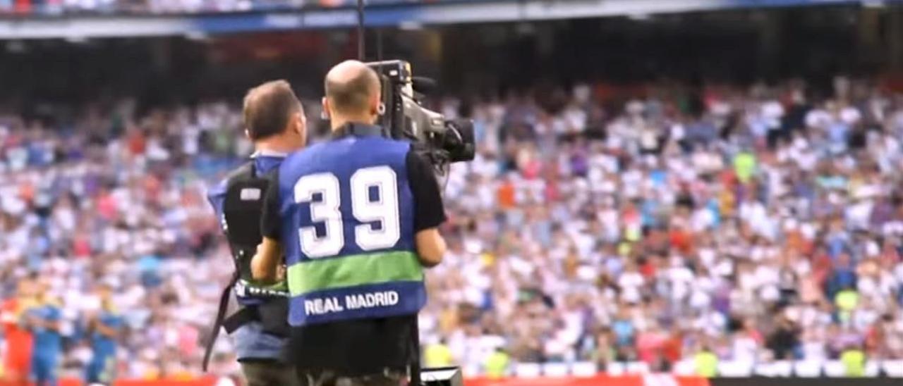 Cámara ’steady cam’, para el segumiento en movimiento, en la retransmisión de un partido de fútbol.