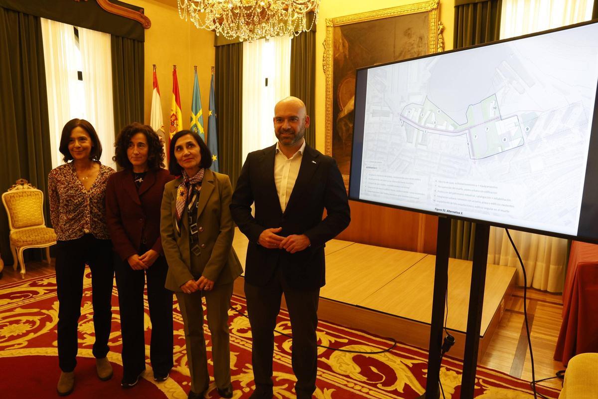 Por la izquierda, las técnicas municipales María JEsús Ferrero y María Fierro con la directora general de Urbanismo, Puri García, junto a Jesús Martínez Salvador, en el salón de recepciones del Ayuntamiento.