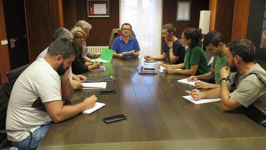 Reunión ayer en el Concello de Pontevedra con las empresas y los maestros composteros.&#039; // FdV