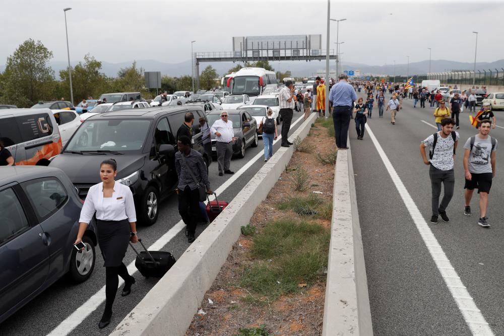 Milers de persones a l'aeroport del Prat