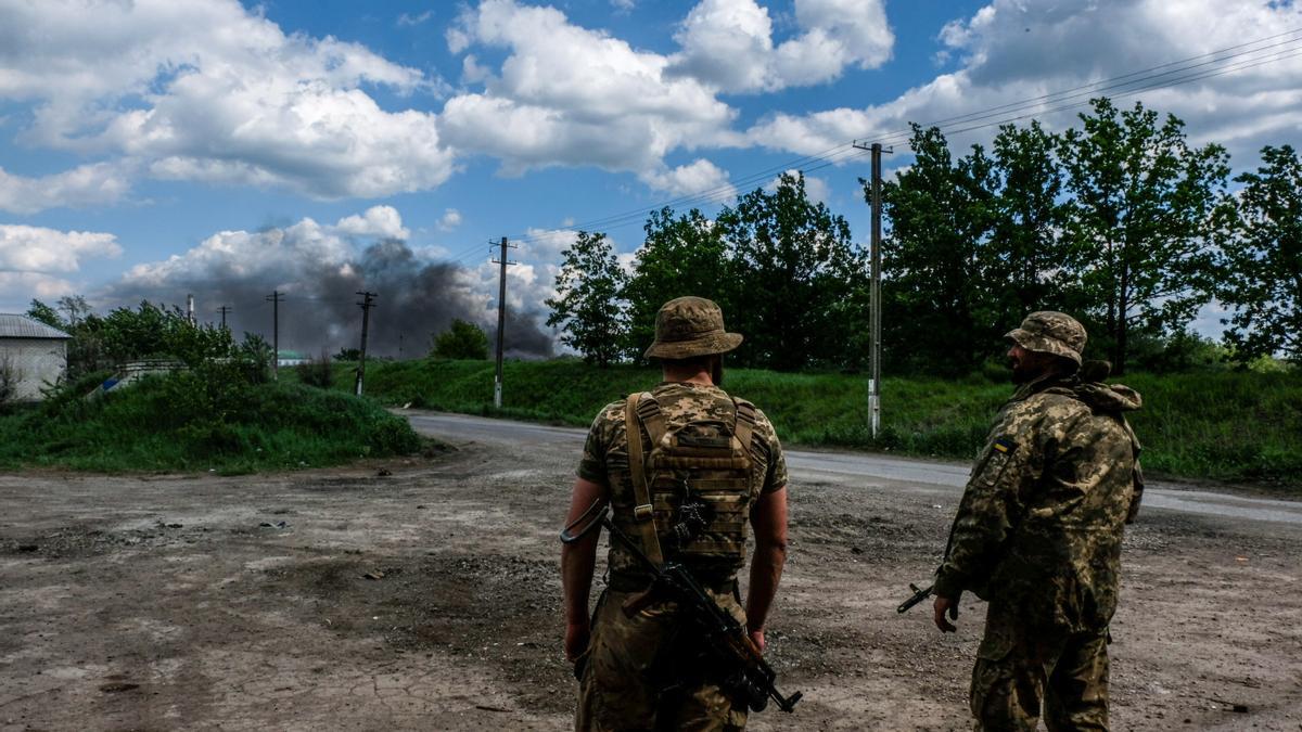 Soldados ucranianos observan una columna de humo cerca de la ciudad de Severodonetsk.