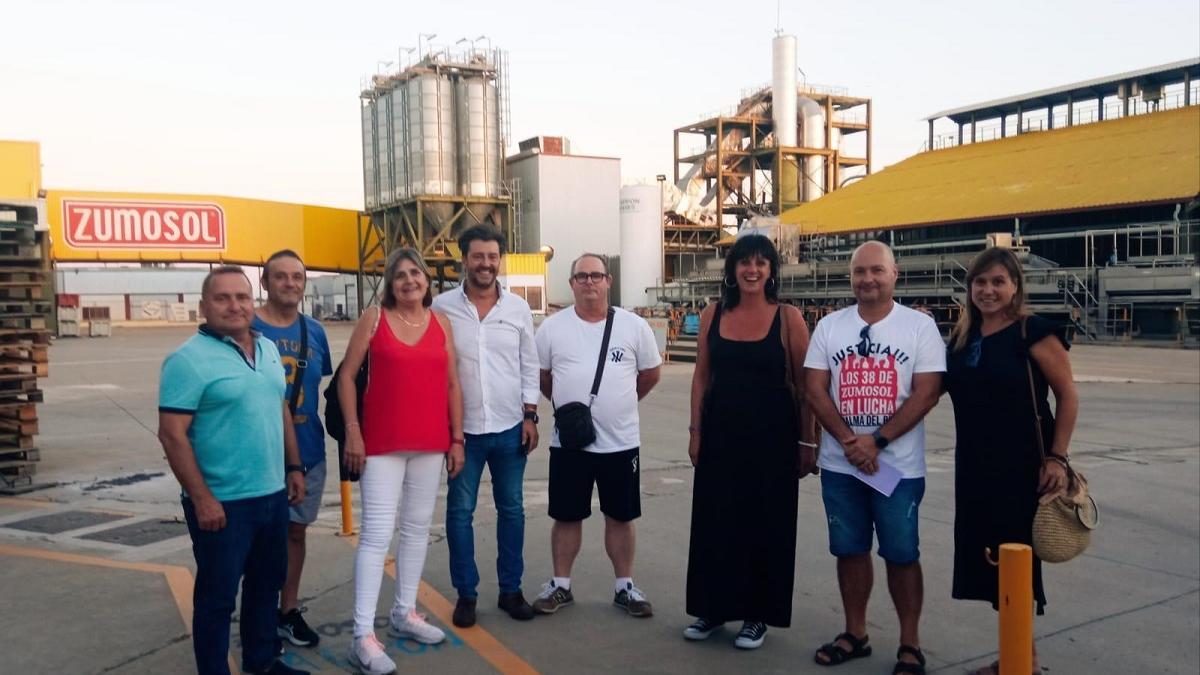 La secretaria General del Sindicato de Industria de CCOO  visita a los trabajadores y trabajadoras de Zumos Palma para mostrarles su apoyo.