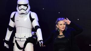 Carrie Fisher posa junto a un soldado imperial, en diciembre del 2015.